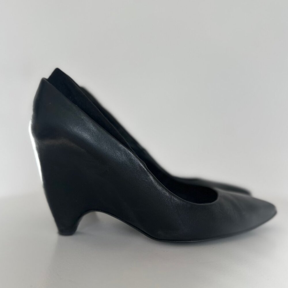 KENNETH COLE POINTY HEEL, 5.5, BLACK LEATHER